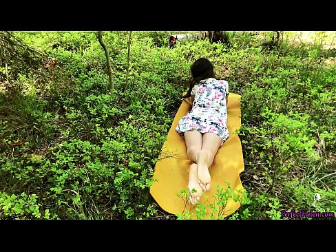 ❤️ Un străin de pe Tinder îmi masturbează păsărica și o fute cu pasiune în pădure ❤️ at us ☑