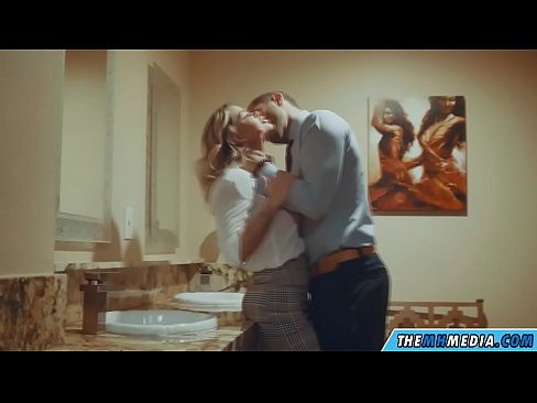 ❤️ Când o blondă cu sânii mari te seduce într-o toaletă publică ❤️ at us ☑